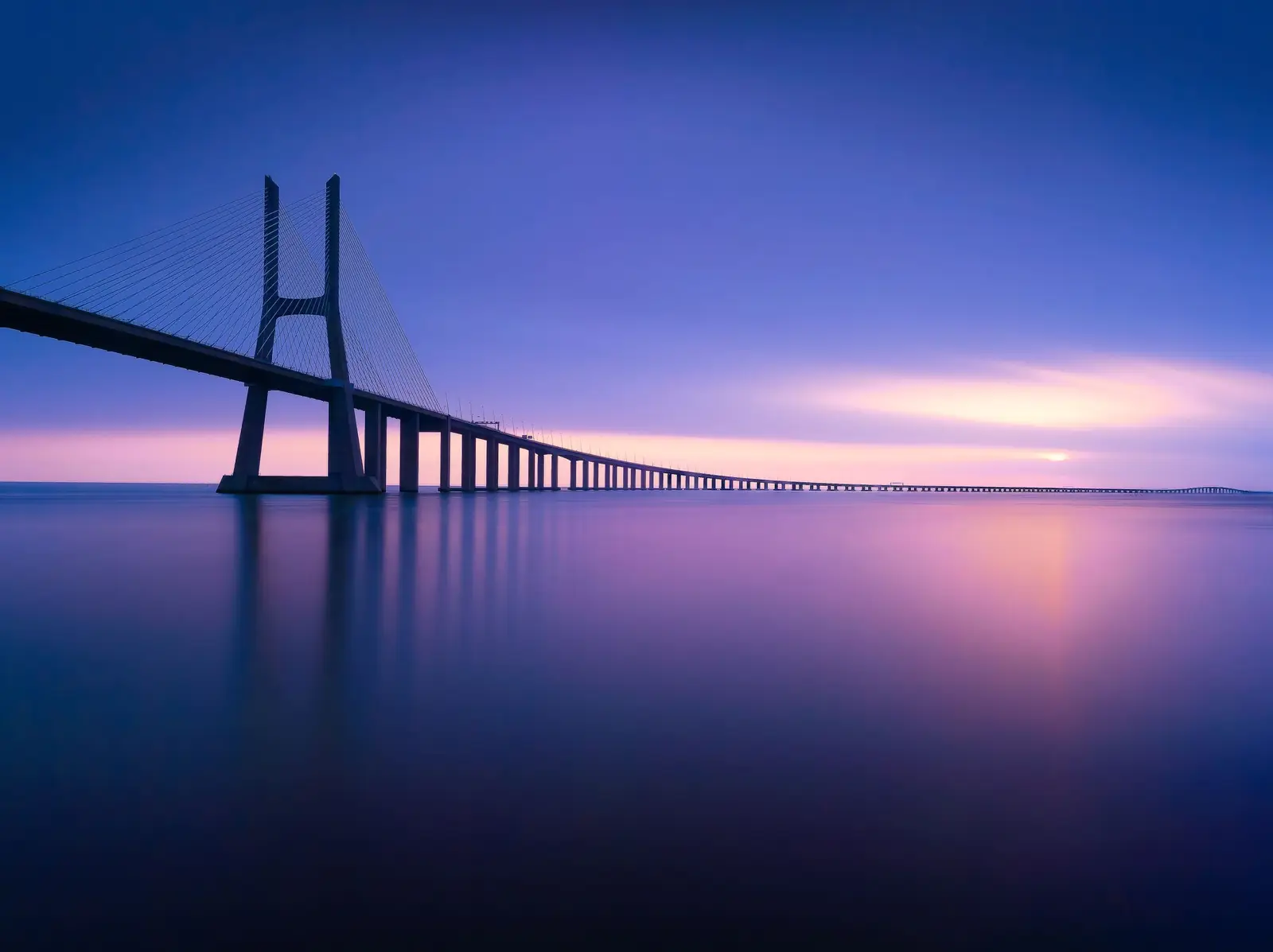 Puente Vasco da Gama sobre el río Tajo, en Lisboa, al atardecer